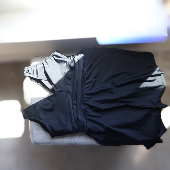 Torrid Wireless Short Asymmetrical Swim Dress with Brief Size 0 Black UPF 50+ - Picture 4 of 8